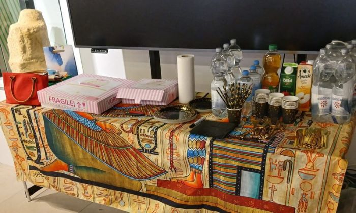Tisch für Buffet und Geschenke © Förderverein des Ägyptischen Museums der Universität Bonn